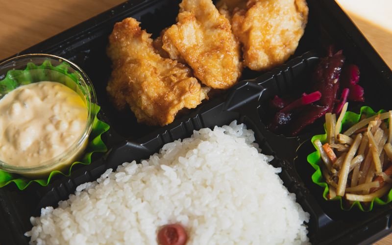 Nasi box ayam goreng