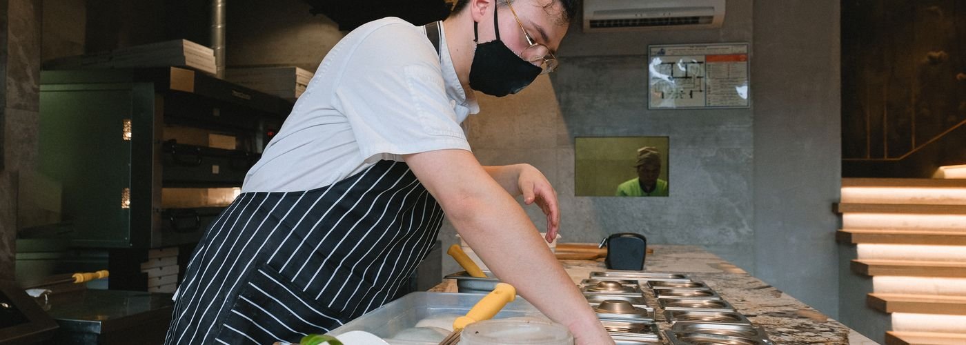 Petugas dapur menyiapkan makanan