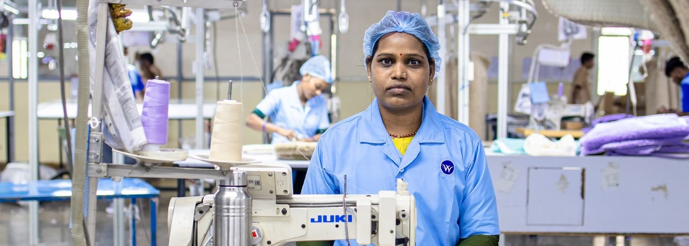 Penjahit di lini produksi